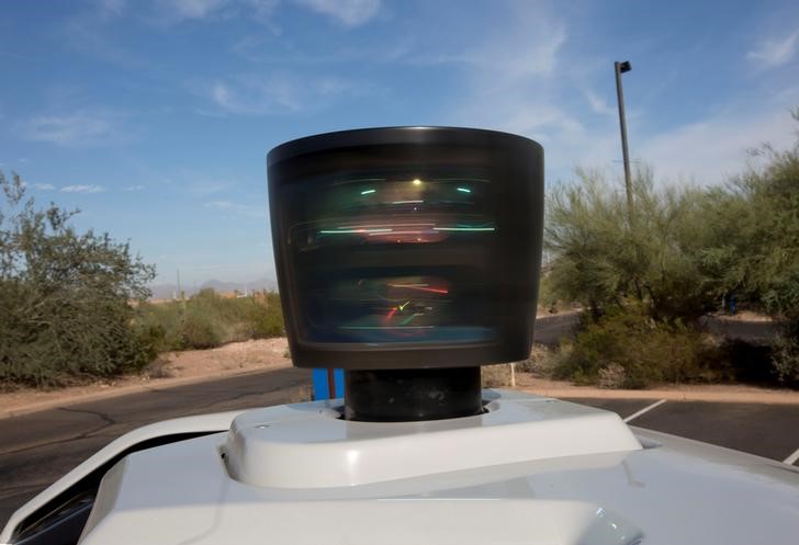© Reuters. Imagen de archivo de un sensor Lidar en un vehículo Volvo, propiedad de Uber, en una calle en Phoenix, EEUU