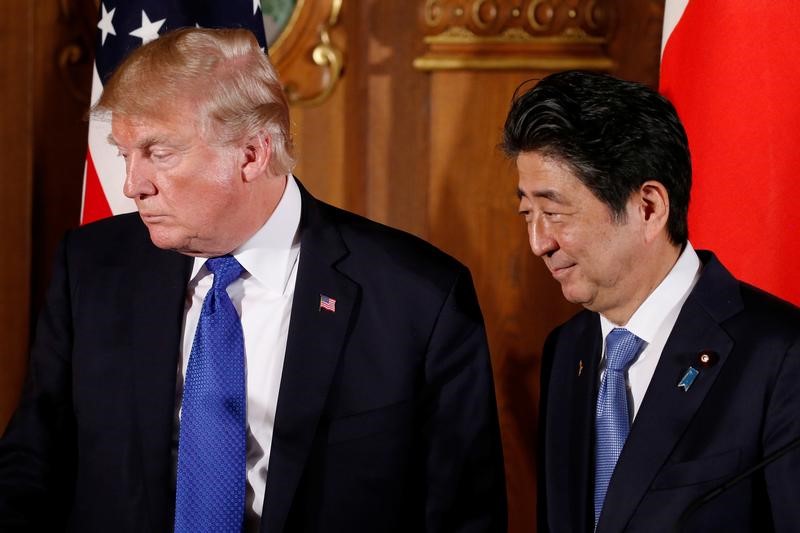 © Reuters. Trump meets with Abe at Akasaka Palace in Japan