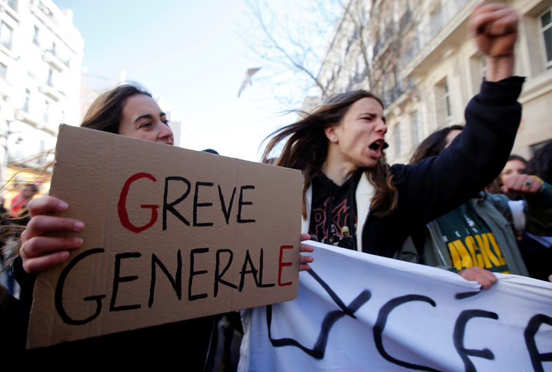 © Reuters. VIDAL APPELLE À L'APAISEMENT DANS LES UNIVERSITÉS