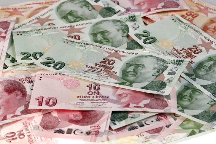 © Reuters. FILE PHOTO: Turkish Lira banknotes are seen in this picture illustration