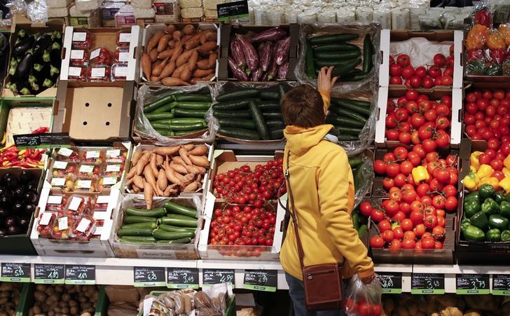 © Reuters. A woman checks vegetables at the Biocompany organic supermarket in Berlin