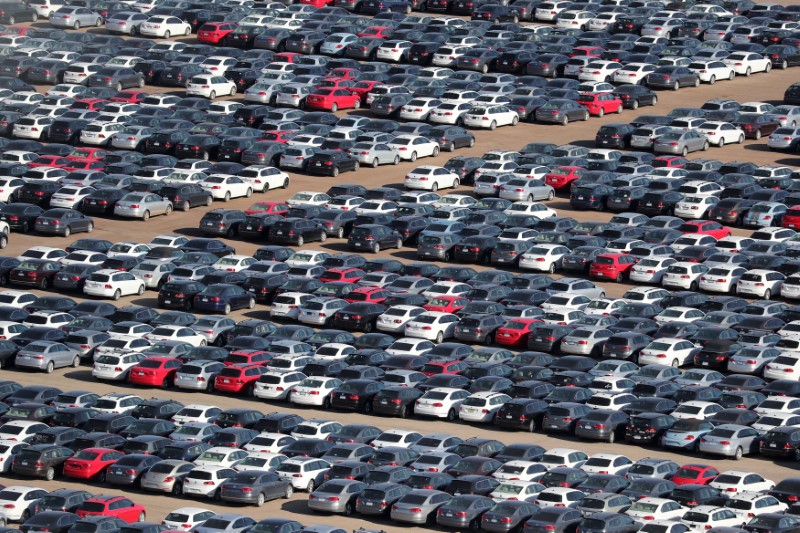 © Reuters. Reacquired Volkswagen and Audi diesel cars sit in a desert graveyard near Victorville