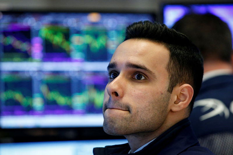 © Reuters. Traders work on the floor of the NYSE in New York