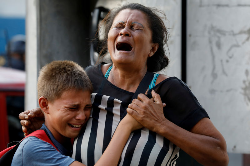 © Reuters. Familiares de presidiários do quartel-general da polícia do Estado de Carabobo, na Venezuela, reagem do lado de fora da prisão após incêndio