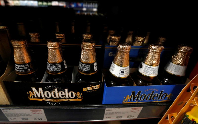 © Reuters. Modelo beers are pictured at a BevMo! store ahead of Constellation Brands Inc company results in Pasadena