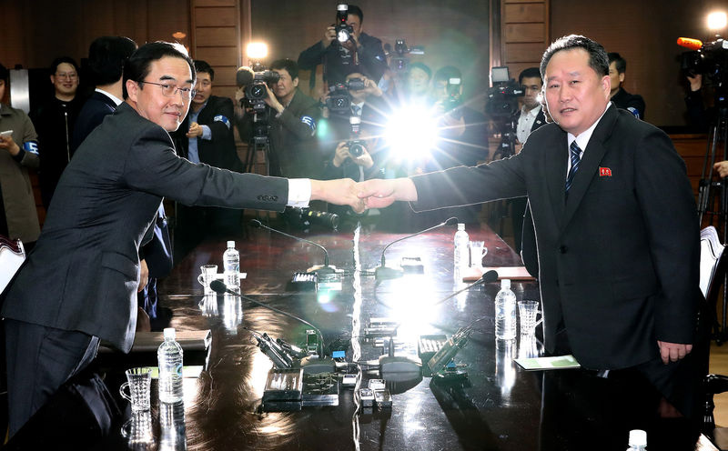 © Reuters. Ministro da Unificação da Coreia do Sul, Cho Myoung-gyon, posa para foto com colega norte-coreano, Ri Son Gwon, no vilarejo de Panmunjom, na Coreia do Norte