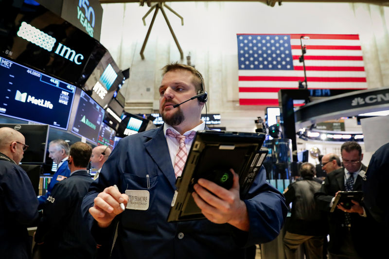 © Reuters. Traders work on the floor of the NYSE in New York