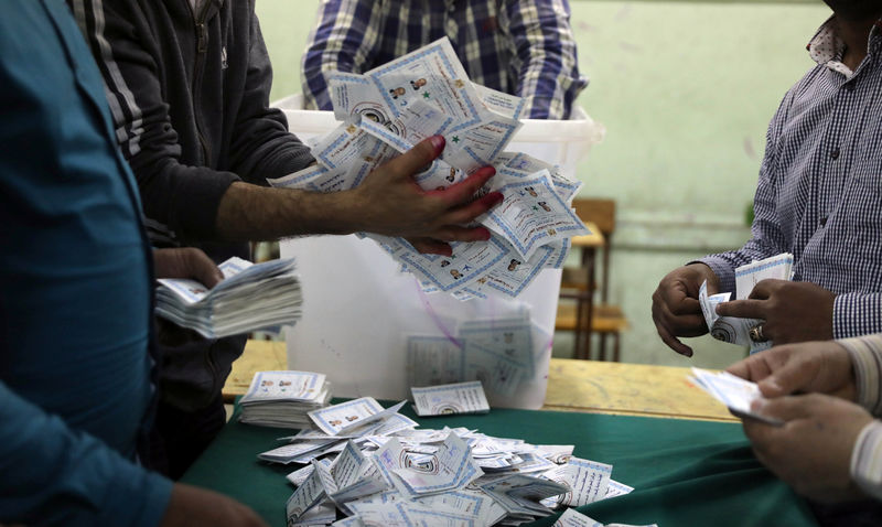 © Reuters. Funcionários apuram votos de eleição presidencial em Cairo, no Egito