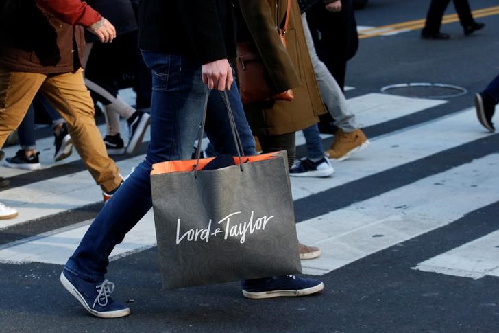 © Reuters. زيادة متواضعة لإنفاق المستهلكين الأمريكيين في فبراير