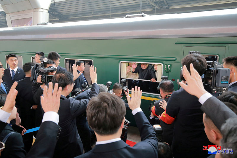 © Reuters. FILE PHOTO: North Korean leader Kim Jong Un waves from a train as he paid an unofficial visit to China