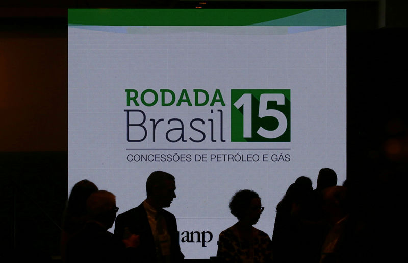 © Reuters. Representantes de empresas comparecem à 15º rodada de leilões de blocos de petróleo, no Rio de Janeiro