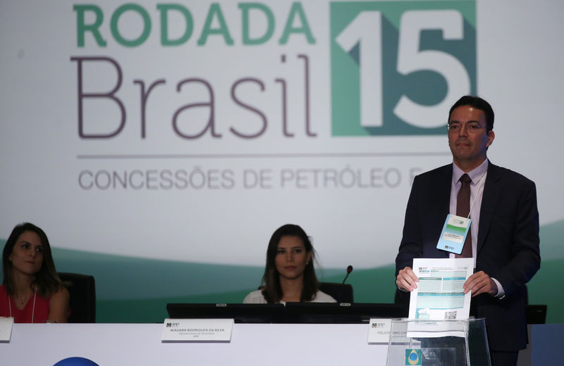 © Reuters. Representante da Shell durante leilão de áreas de petróleo e gás, no Rio de Janeiro