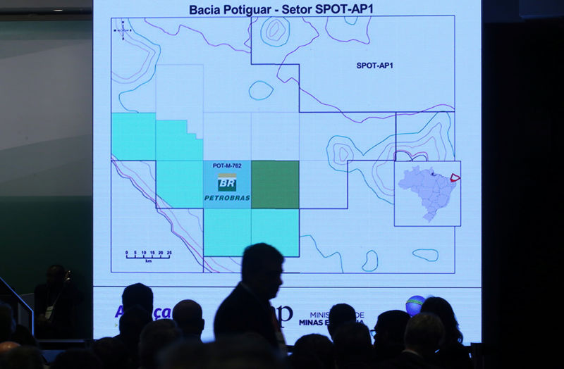 © Reuters. Representantes de empresas durante leilão de áreas de petróleo e gás, no Rio de Janeiro