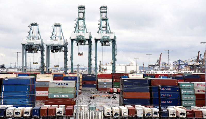 © Reuters. FILE PHOTO: Containers are seen at the port in San Pedro, California
