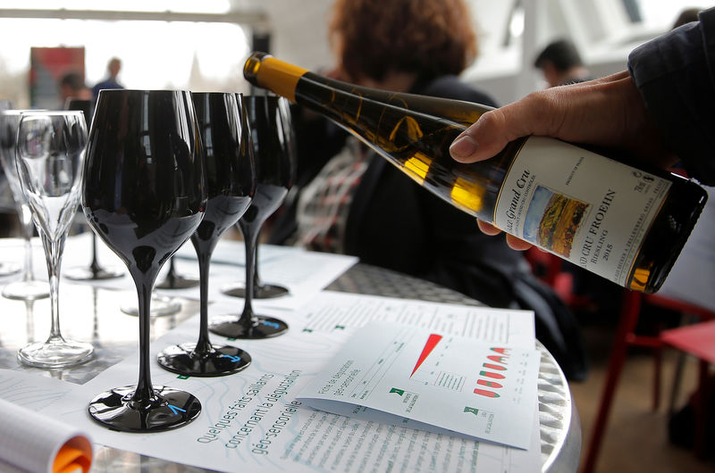 © Reuters. فرنسا تمنح شهادة جامعية.. في تذوق النبيذ