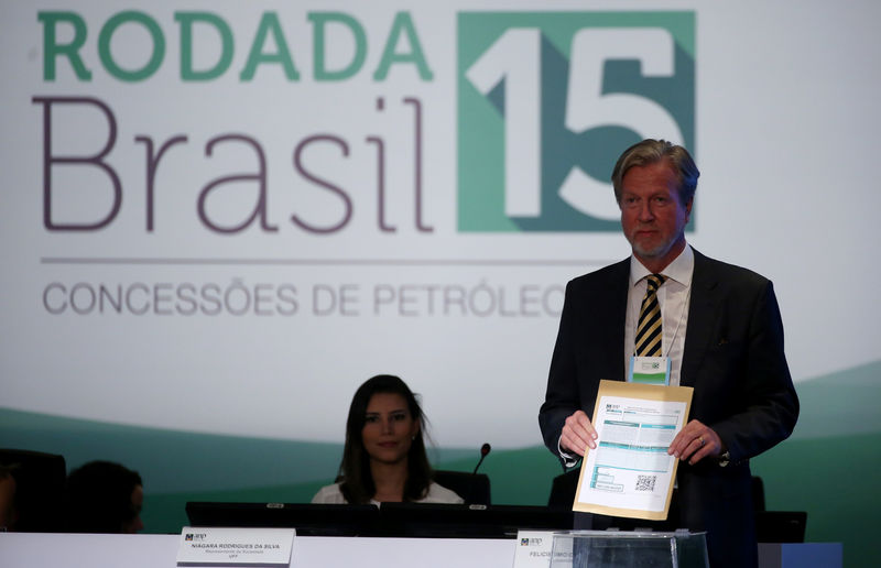 © Reuters. Representative of Wintershall Holding company places an offer during Brazil's 15th round of oil fields auctions, in Rio de Janeiro