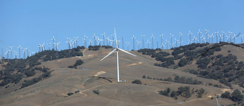 © Reuters. FILE PHOTO:    A GE 1.6-100 wind turbine is pictured at a wind farm in Tehachapi