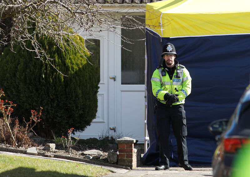 © Reuters. Policial faz segurança na casa do ex-espião Sergei Skripal em Salisbury