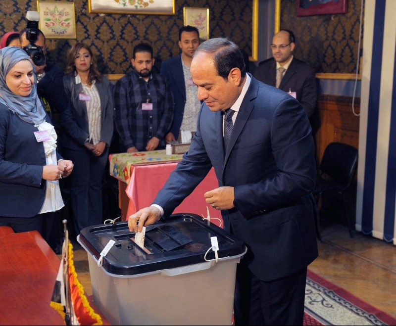 © Reuters. Presidente do Egito Abdel Fattah al-Sisi vota no Cairo