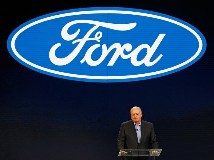 © Reuters. Jim Hackett (L), President and CEO of Ford Motor Company, speaks at the Ford press preview at the North American International Auto Show in Detroit