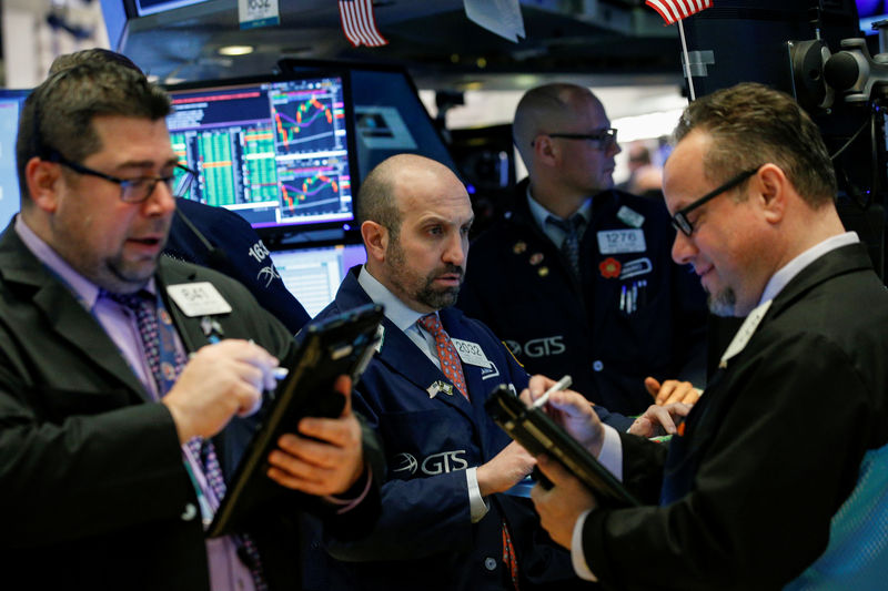 © Reuters. Traders work on the floor of the NYSE in New York