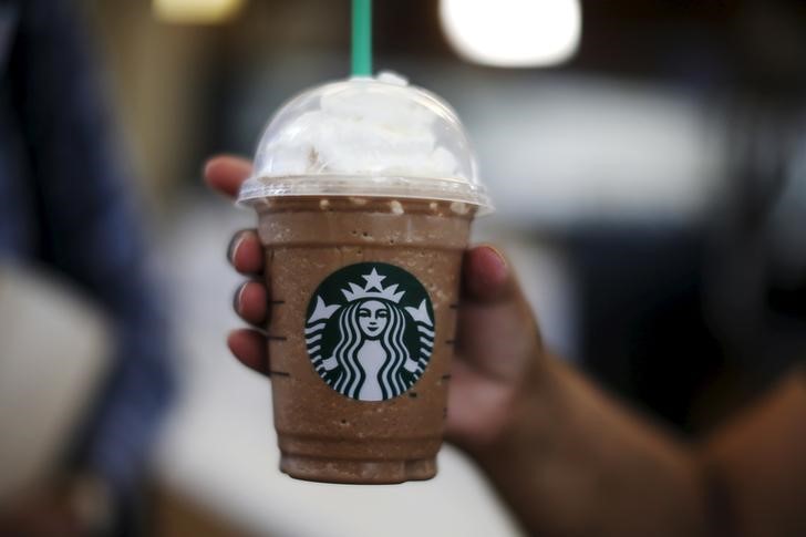 © Reuters. FILE PHOTO - A woman holds a Frappuccino at a Starbucks store inside the Tom Bradley terminal at LAX airport in Los Angeles