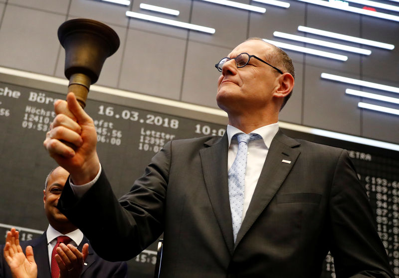 © Reuters. FILE PHOTO: Bernd Montag, CEO of Siemens Healthineers rings the bell for the official share trading start following an initial public offering (IPO) at the trading floor of Frankfurt’s stock exchange in Frankfurt