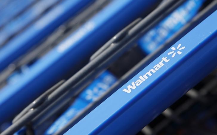 © Reuters. FILE PHOTO - Shopping carts are seen outside a new Wal-Mart Express store in Chicago
