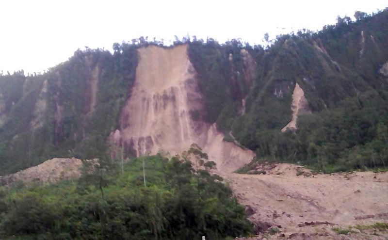 © Reuters. زلزال شدته 6.9 درجة يضرب ساحل بابوا غينيا الجديدة وزوال خطر أمواج المد