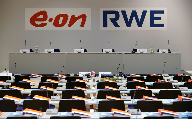 © Reuters. The logos of RWE and E.ON are seen before a joint news conference of the two German utilities after unveiling plans for an asset swap deal which will break up RWE's Innogy unit in Essen