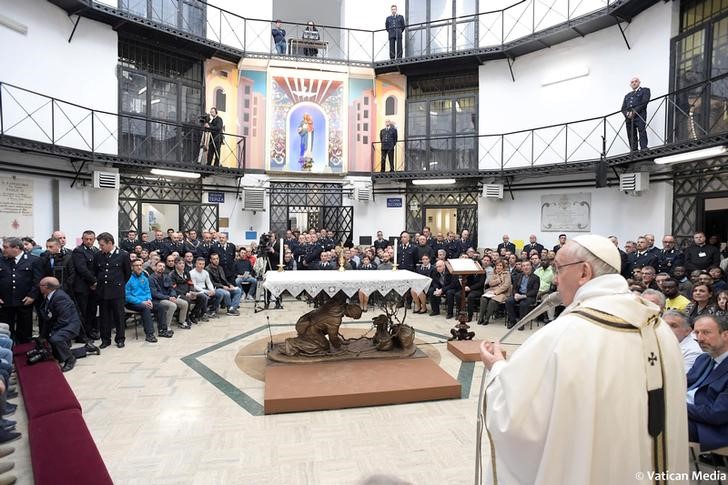 © Reuters. El Papa Francisco en una misa en la cárcel Regina Coeli en la conmemoración de la Semana Santa en Roma