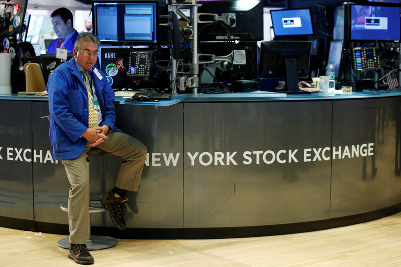 © Reuters. Traders work on the floor of the NYSE in New York