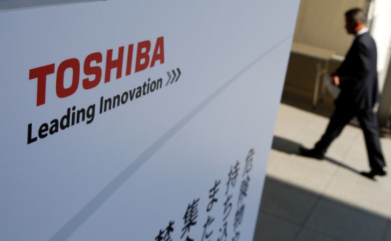 © Reuters. The logo of Toshiba is seen as a shareholder arrives at Toshiba's extraordinary shareholders meeting in Chiba