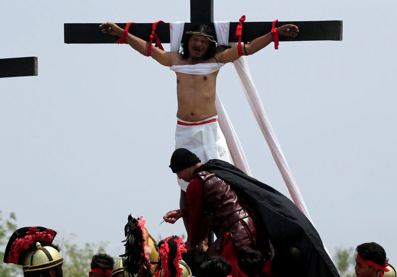 © Reuters. متطوع فلبيني صُلب 32 مرة في أعياد القيامة يقول إنه لم يعد يشعر بالألم
