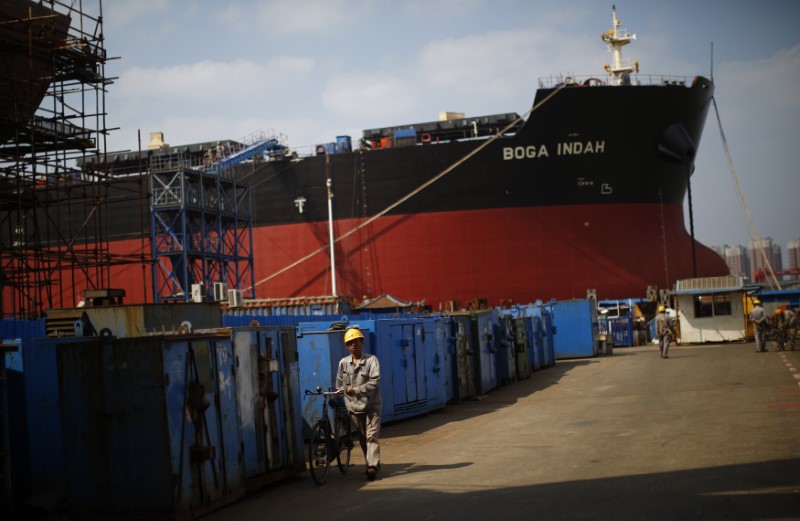 © Reuters. بلومبرج: الصين تعطي الضوء الأخضر لاندماج شركتين لبناء السفن
