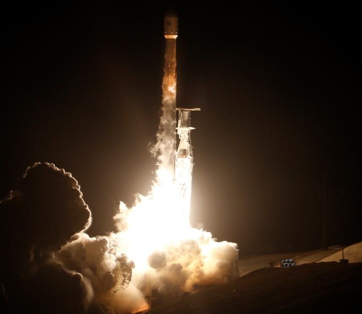 © Reuters. Lançamento do foguete SpaceX Falcon 9 da base Vandenberg da Força Aérea na Califórnia. 22/02/2018. REUTERS/Gene Blevins