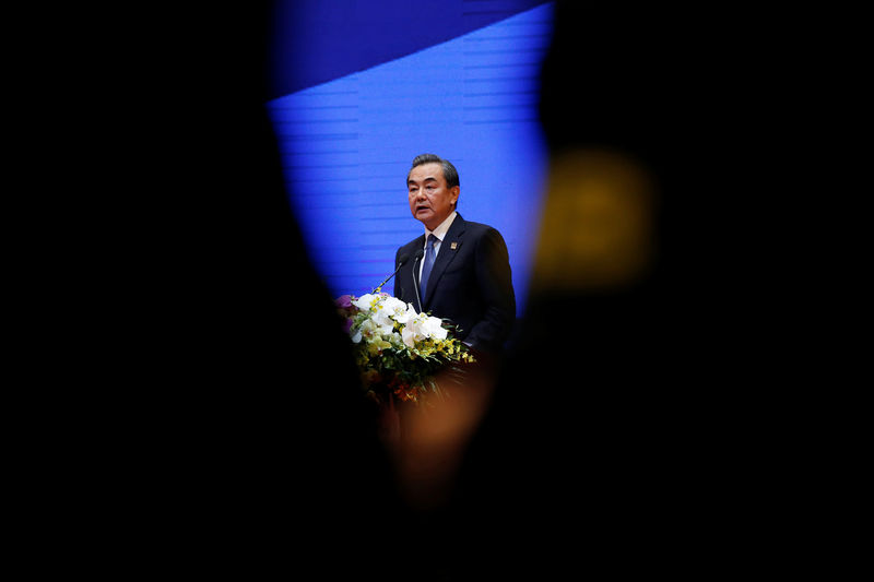 © Reuters. O ministro de Relações Exteriores da China, Wang Yi, faz discurso em Hanoi, Vietnam. 30/03/2018.  REUTERS/Kham