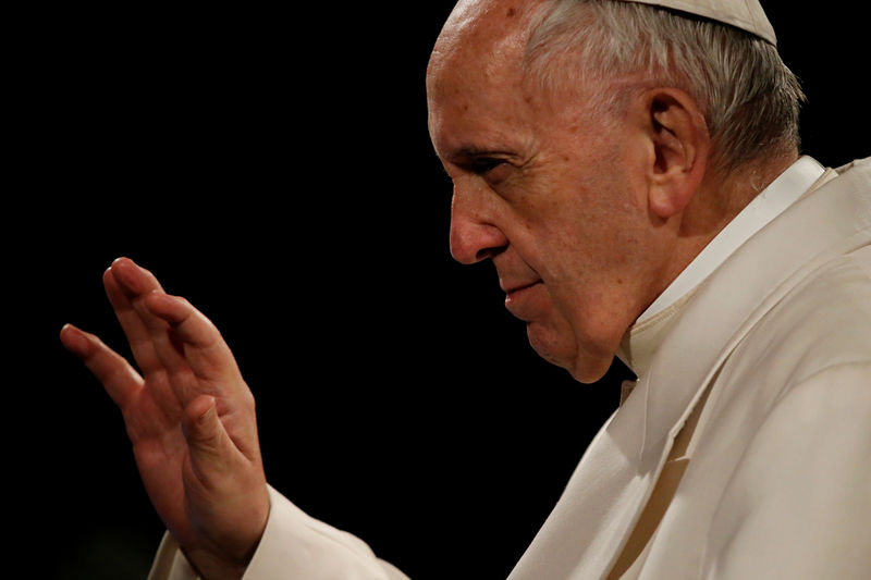 © Reuters. Pope Francis waves to the faithful after the Via Crucis (Way of the Cross) procession during Good Friday celebrations at the Colosseum in Rome