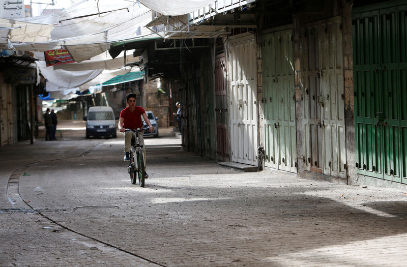 © Reuters. إضراب شامل في الأراضي الفلسطينية بعد سقوط قتلى في مظاهرات يوم الأرض