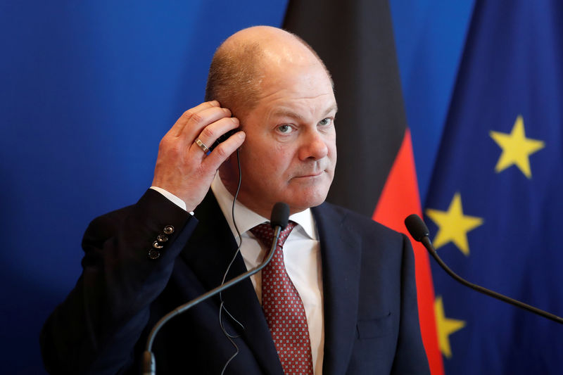 © Reuters. FILE PHOTO - German Finance Minister and Vice Chancellor Olaf Scholz attends a news conference following his meeting with French Finance Minister Bruno Le Maire in Paris