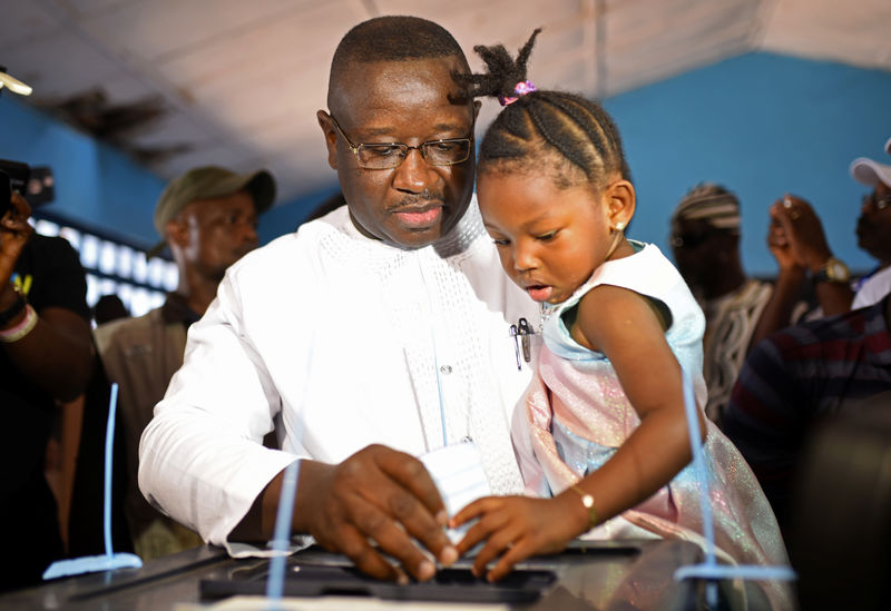 © Reuters. الناخبون في سيراليون يختارون رئيسا جديدا خلفا لكوروما