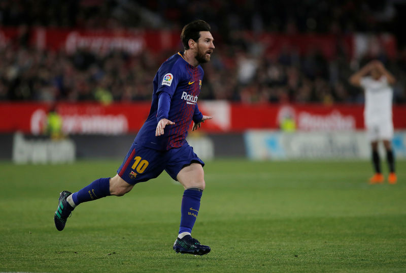© Reuters. El futbolista argentino Lionel Messi celebra tras anotar un gol en el empate 2-2 frente al Sevilla en un partido por la Liga española, en Sevilla