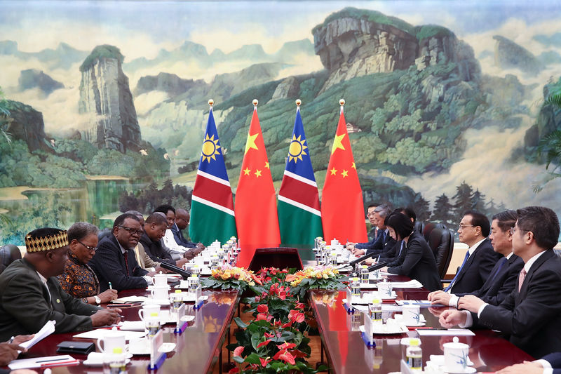 © Reuters. Premier Li Keqiang meets Namibian President Hage G. Geingob in Beijing