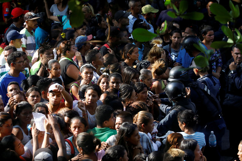 © Reuters. فنزويلا تعتقل خمسة من مسؤولي الشرطة بشأن كارثة في أحد السجون