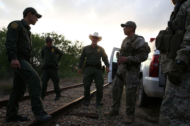 © Reuters. نشر 250 من قوات الحرس الوطني الأمريكي على حدود تكساس والمكسيك