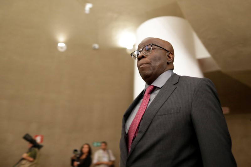 © Reuters. أول قاض برازيلي أسود بالمحكمة العليا ينضم لحزب سياسي ويفكر في الرئاسة
