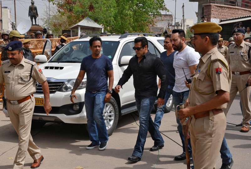 © Reuters. إفراج بكفالة عن النجم الهندي سلمان خان بعد يومين حبس بتهمة الصيد غير المشروع