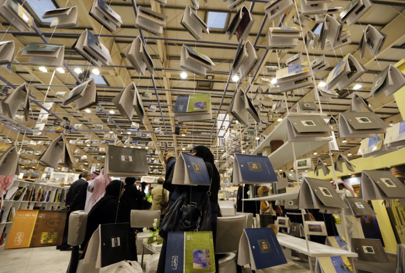 © Reuters. معرض البحرين للكتاب يختتم البرنامج الثقافي للدورة 18 بإعلان جوائزه