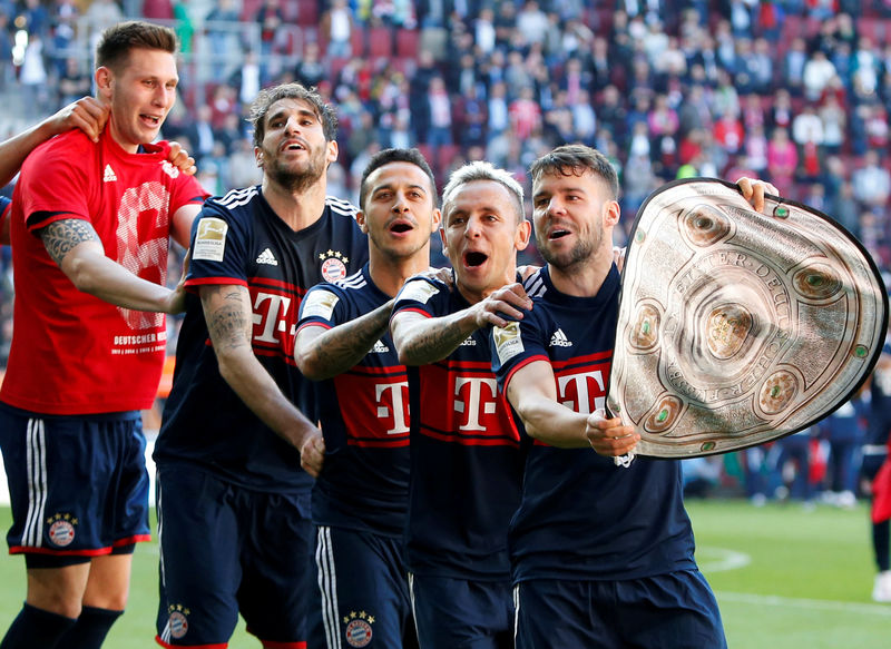 © Reuters. Juan Bernat, Rafinha, Thiago Alcántara y Javi Martínez del Bayern Múnich celebran tras conseguir el sexto título consecutivo en la Bundesliga el sábado.