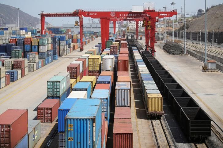 © Reuters. Shipping containers and train wagons are seen at a port in Lianyungang